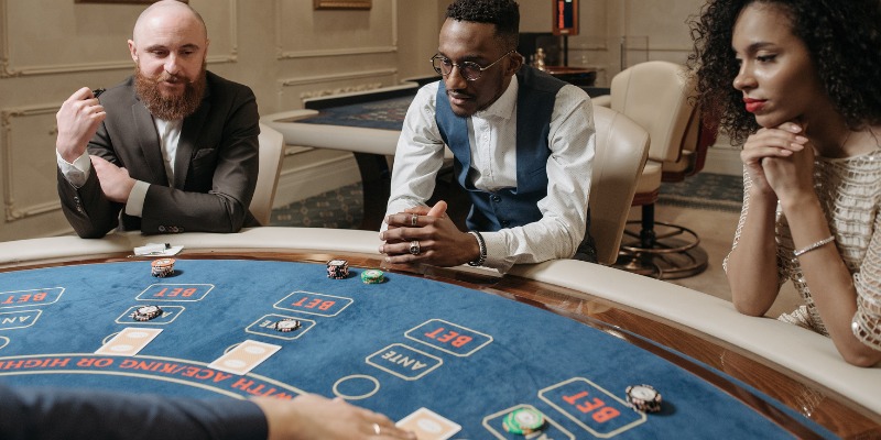 Cách Chơi Baccarat - Bí Mật Đằng Sau Game Bài Đổi Thưởng 4 Chi tiết về cách đánh baccarat siêu hay từ cao thủ